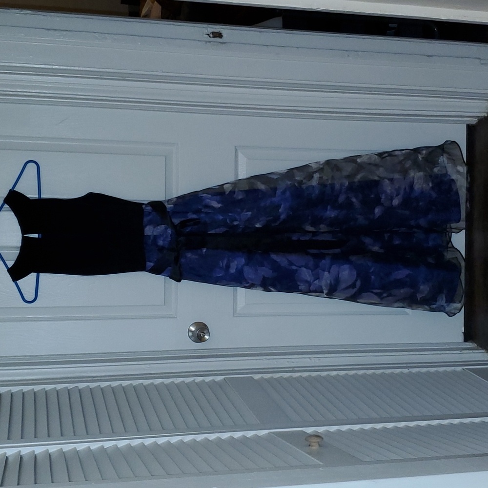 Dress - Picture 2 of 4